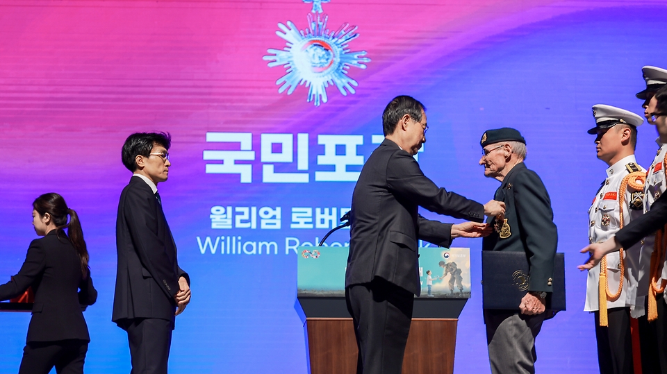 한덕수 국무총리가 27일 오전 서울 여의도 KBS홀에서 열린 6.25전쟁 유엔군 참전의 날 기념식에 참석하여 유엔군 참전용사에게 정부 포상을 수여하고 있다.