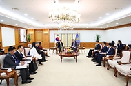 한덕수 국무총리가 1일 서울 종로구 정부서울청사에서 마릿 싸응이얌퐁 태국 외교장관을 접견하고 있다.