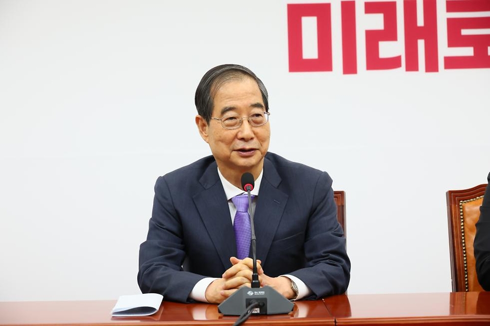 한덕수 국무총리가 1일 서울 여의도 국회에서 국민의힘 한동훈 대표를 만나 인사한 뒤 발언하고 있다.