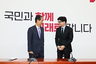 한덕수 국무총리가 1일 서울 여의도 국회에서 국민의힘 한동훈 대표를 만나 대화하고 있다.