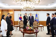 한덕수 국무총리가 1일 서울 종로구 정부서울청사에서 마릿 싸응이얌퐁 태국 외교장관과 악수하며 기념 촬영을 하고 있다.