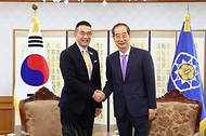 한덕수 국무총리가 1일 서울 종로구 정부서울청사에서 마릿 싸응이얌퐁 태국 외교장관과 악수하며 기념 촬영을 하고 있다.