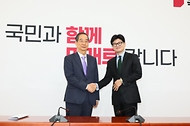 한덕수 국무총리가 1일 서울 여의도 국회에서 국민의힘 한동훈 대표를 만나 악수하고 있다.