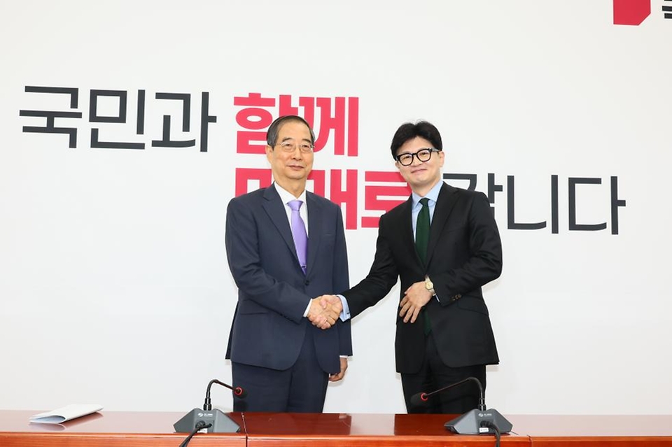 한덕수 국무총리가 1일 서울 여의도 국회에서 국민의힘 한동훈 대표를 만나 악수하고 있다.
