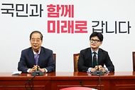 한덕수 국무총리가 1일 서울 여의도 국회에서 국민의힘 한동훈 대표를 만나 대화하고 있다.