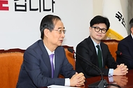 한덕수 국무총리가 1일 서울 여의도 국회에서 국민의힘 한동훈 대표를 만나 인사한 뒤 발언하고 있다.