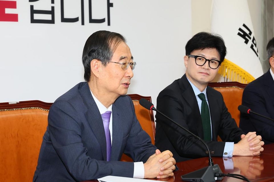 한덕수 국무총리가 1일 서울 여의도 국회에서 국민의힘 한동훈 대표를 만나 인사한 뒤 발언하고 있다.