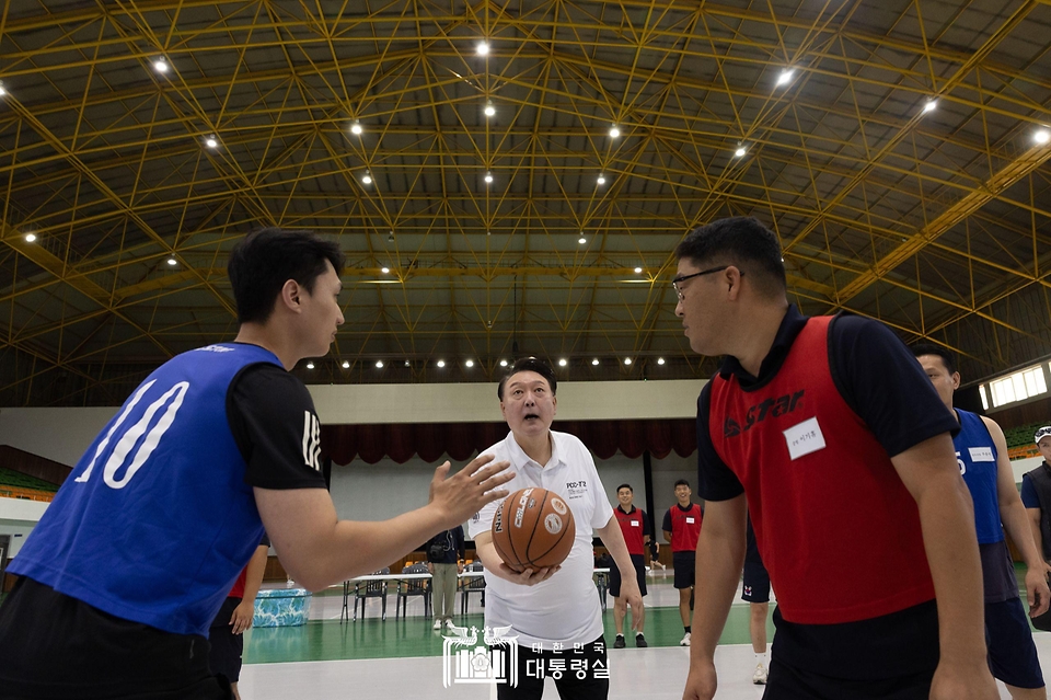 윤석열 대통령이 7일 경남 창원시 진해기지사령부체육관에서 농구 시합 중인 장병들에게 점프볼을 던져주고 있다.