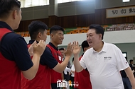 윤석열 대통령이 7일 경남 창원시 진해기지사령부체육관에서 체육활동 중인 장병들을 격려하고 있다.