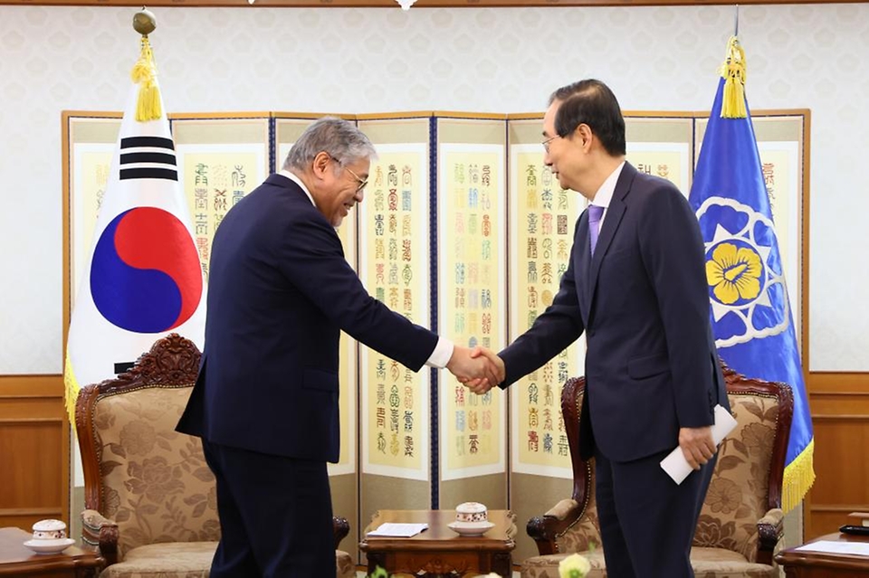 한덕수 국무총리가 7일 서울 종로구 정부서울청사에서 엔리케 마날로(Enrique Manalo) 필리핀 외교장관과 만나 악수하고 있다.