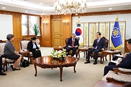 한덕수 국무총리가 7일 서울 종로구 정부서울청사에서 엔리케 마날로(Enrique Manalo) 필리핀 외교장관을 접견하고 있다.