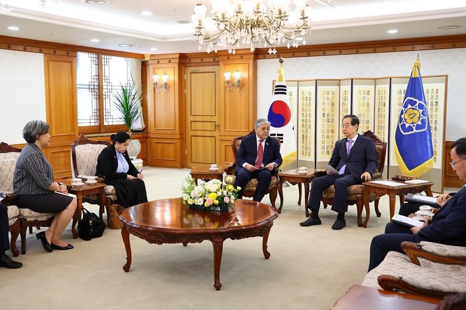 한덕수 국무총리가 7일 서울 종로구 정부서울청사에서 엔리케 마날로(Enrique Manalo) 필리핀 외교장관을 접견하고 있다.