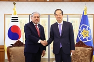 한덕수 국무총리가 7일 서울 종로구 정부서울청사에서 엔리케 마날로(Enrique Manalo) 필리핀 외교장관과 만나 기념 촬영을 하고 있다.