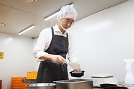 한덕수 국무총리가 8일 서울 성북구 하랑푸드에서 관계자의 안내에 따라 방학 중 결식이 우려되는 아동들을 위한 도시락을 포장하고 있다. 