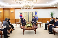 한덕수 국무총리가 7일 서울 종로구 정부서울청사에서 엔리케 마날로(Enrique Manalo) 필리핀 외교장관을 접견하고 있다.