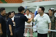 윤석열 대통령이 7일 경남 창원시 진해기지사령부체육관에서 족구 시합 중인 장병들을 격려하고 있다.