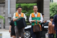한덕수 국무총리가 8일 서울 성북구 주택가를 돌며 결식 우려 아동에게 도시락을 배달하고 있다.