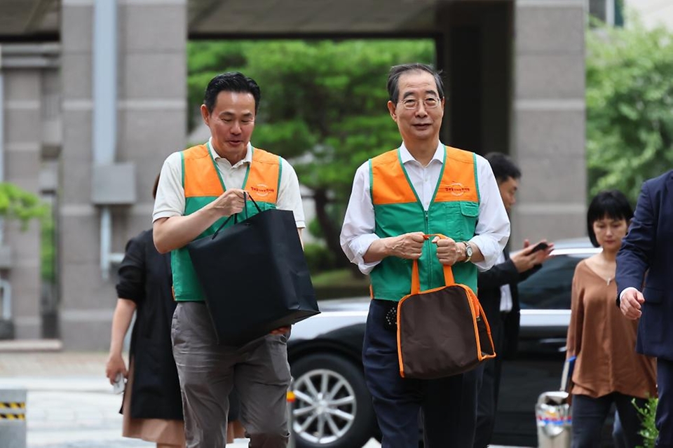 한덕수 국무총리가 8일 서울 성북구 주택가를 돌며 결식 우려 아동에게 도시락을 배달하고 있다.