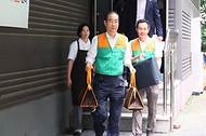 한덕수 국무총리가 8일 서울 성북구 주택가를 돌며 결식 우려 아동에게 도시락을 배달하고 있다.