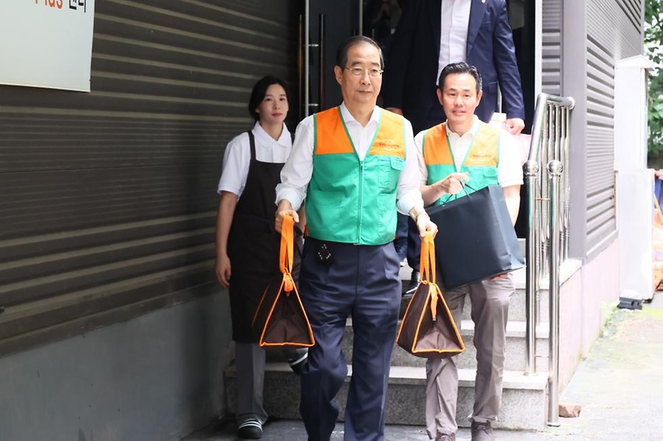 한덕수 국무총리가 8일 서울 성북구 주택가를 돌며 결식 우려 아동에게 도시락을 배달하고 있다.