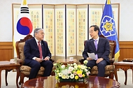 한덕수 국무총리가 7일 서울 종로구 정부서울청사에서 엔리케 마날로(Enrique Manalo) 필리핀 외교장관을 접견하고 있다.