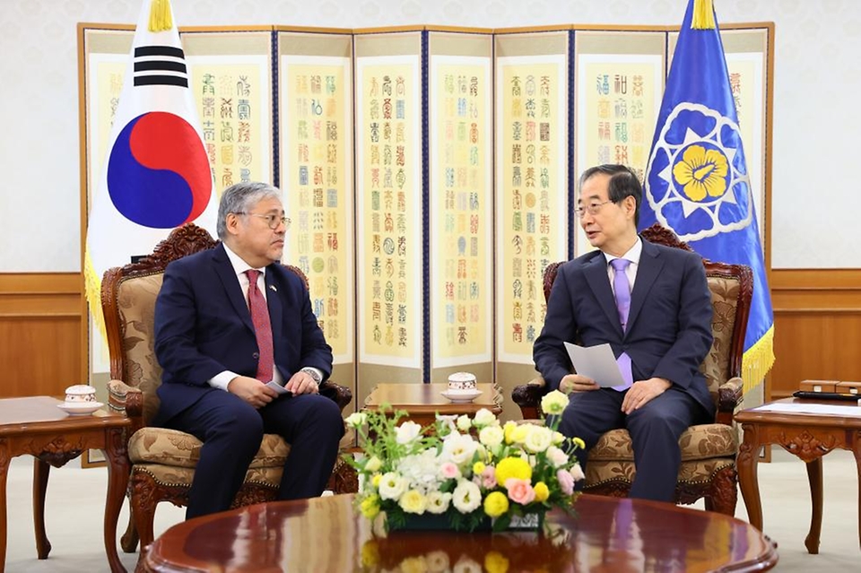 한덕수 국무총리가 7일 서울 종로구 정부서울청사에서 엔리케 마날로(Enrique Manalo) 필리핀 외교장관을 접견하고 있다.