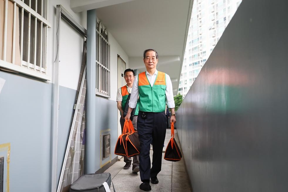 한덕수 국무총리가 8일 서울 성북구 주택가를 돌며 결식 우려 아동에게 도시락을 배달하고 있다.
