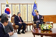한덕수 국무총리가 7일 서울 종로구 정부서울청사에서 엔리케 마날로(Enrique Manalo) 필리핀 외교장관을 접견하고 있다.
