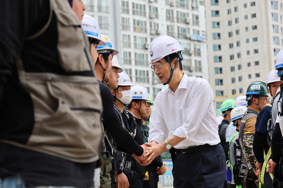 한덕수 국무총리가 8일 서울 성북구 장위4구역 주택정비사업 지구를 방문해 현장 근로자들을 격려하고 있다.