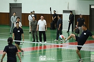윤석열 대통령이 7일 경남 창원시 진해기지사령부체육관에서 장병들의 족구 시합을 관전하고 있다. 