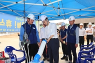 한덕수 국무총리가 8일 서울 성북구 장위4구역 주택정비사업 지구를 방문해 현장을 둘러보고 있다.