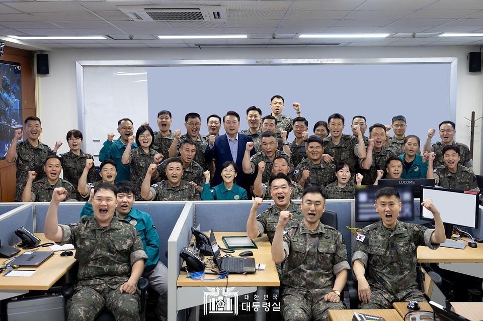 윤석열 대통령이 9일 충남 계룡대 전투통제실을 방문해 근무자들과 기념 촬영을 하고 있다.