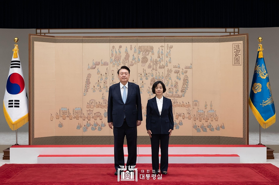 윤석열 대통령이 13일 서울 용산 대통령실 청사에서 이숙연 대법관에게 임명장을 수여한 뒤 기념 촬영을 하고 있다. 