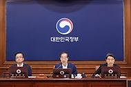 한덕수 국무총리가 13일 서울 종로구 정부서울청사에서 열린 ‘제35회 국무회의’를 주재하며 발언하고 있다.