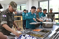임기근 조달청장이 13일 육군 35사단 군산대대 병영식당에서 군 급식 품질을 확인한 후 군 관계자와 식사를 함께 했다.