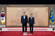 윤석열 대통령이 13일 서울 용산 대통령실 청사에서 노경필 대법관에게 임명장을 수여한 뒤 기념 촬영을 하고 있다. 