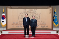 윤석열 대통령이 13일 서울 용산 대통령실 청사에서 박영재 대법관에게 임명장을 수여한 뒤 기념 촬영을 하고 있다. 