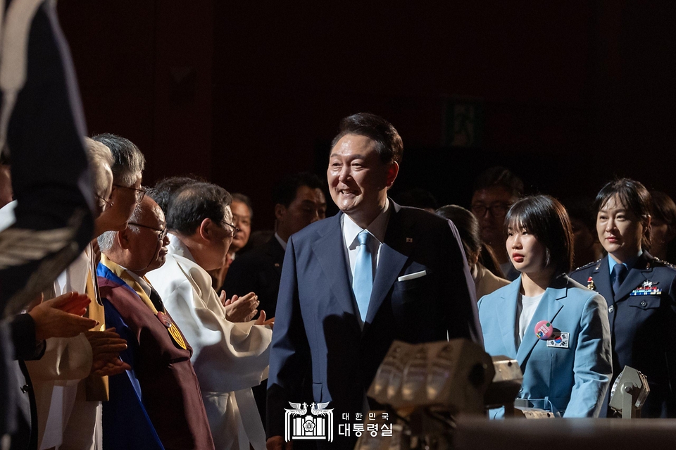 윤석열 대통령이 15일 서울 종로구 세종문화회관에서 열린 ‘제79주년 광복절 경축식’에 파리올림픽 유도 은메달리스트 허미미, 한국형 전투기 개발사업 총괄 조은애 중령 등과 함께 입장하고 있다. 
