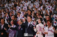 윤석열 대통령과 김건희 여사가 15일 서울 종로구 세종문화회관에서 열린 ‘제79주년 광복절 경축식’에서 태극기를 흔들고 있다.