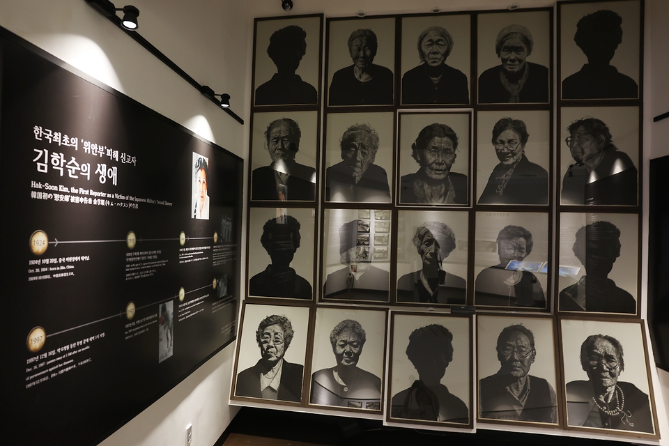 일본군 ‘위안부’ 피해자 기림의 날인 14일 경기 광주시 퇴촌면 나눔의 집 제1역사관에 피해자 할머니들의 사진이 걸려있다. 