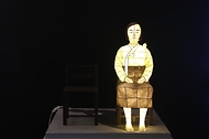 일본군 ‘위안부’ 피해자 기림의 날인 14일 경기 광주시 퇴촌면 나눔의 집 제1역사관에 소녀상이 놓여 있다. 