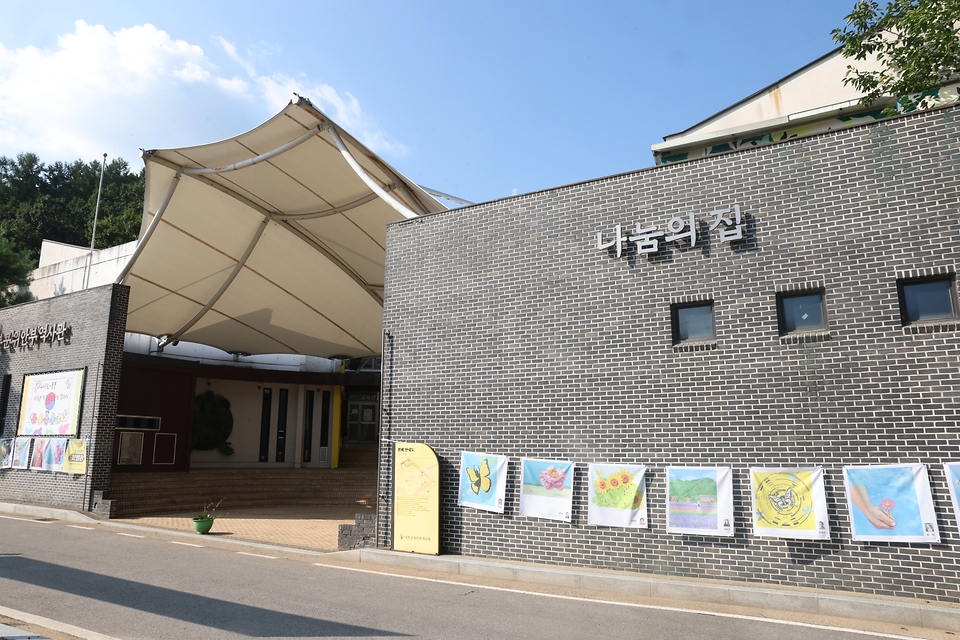 일본군 ‘위안부’ 피해자 기림의 날인 14일 경기 광주시 퇴촌면 나눔의 집 외벽에 포스터가 걸려 있다. 