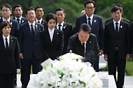 윤석열 대통령과 김건희 여사가 15일 서울 동작구 국립서울현충원 내 육영수 여사 묘역을 찾아 헌화와 분향을 하고 있다. 