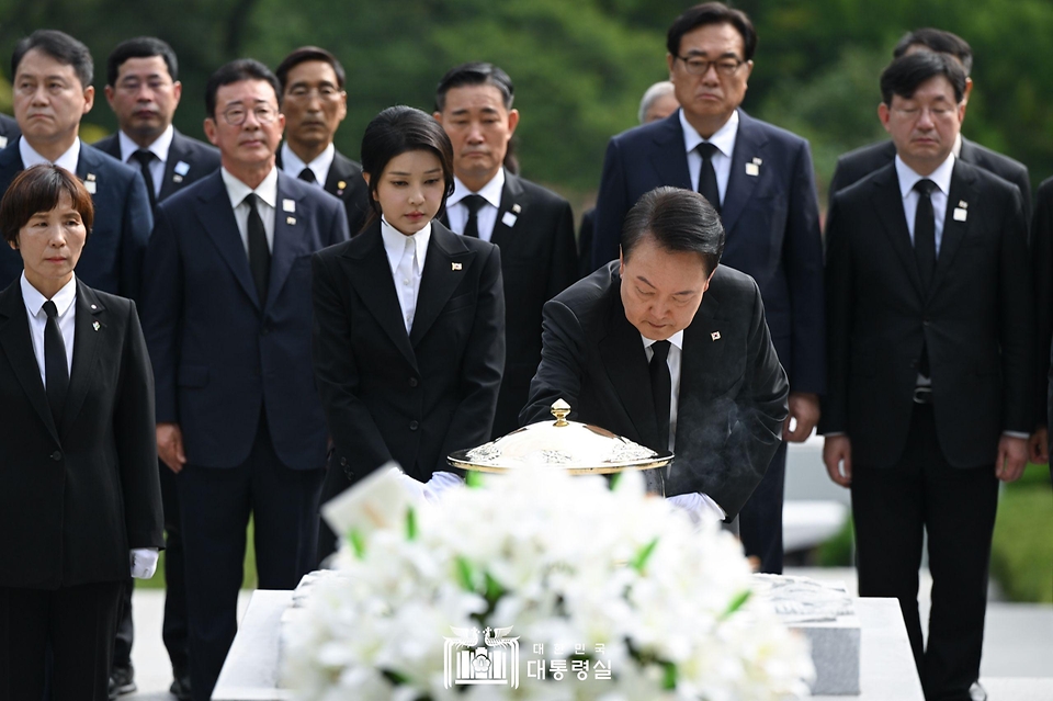 윤석열 대통령과 김건희 여사가 15일 서울 동작구 국립서울현충원 내 육영수 여사 묘역을 찾아 헌화와 분향을 하고 있다. 
