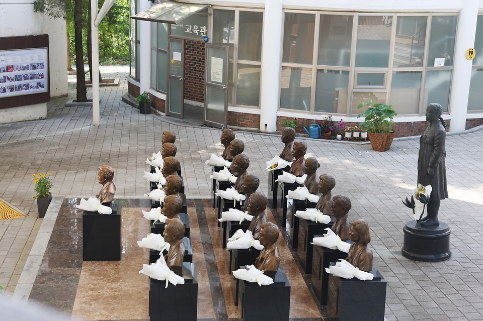 일본군 ‘위안부’ 피해자 기림의 날인 14일 경기 광주시 퇴촌면 나눔의 집에 위안부 피해자 할머니들의 흉상 앞에 꽃이 놓여 있다. 