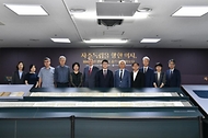 최응천 국가유산청장이 14일 서울 종로구 국립고궁박물관에서 열린 환수 문화유산 공개 행사에서 관계자들과 기념 촬영을 하고 있다.