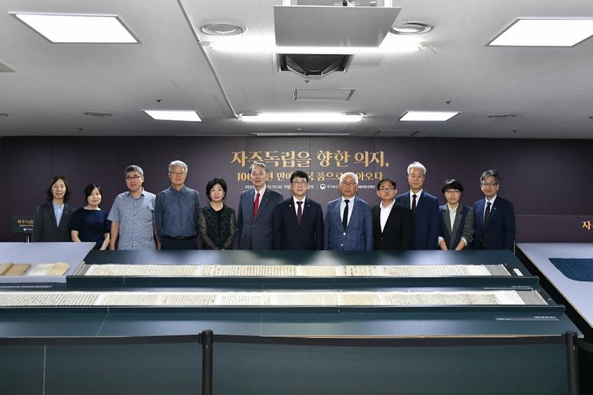 최응천 국가유산청장이 14일 서울 종로구 국립고궁박물관에서 열린 환수 문화유산 공개 행사에서 관계자들과 기념 촬영을 하고 있다.