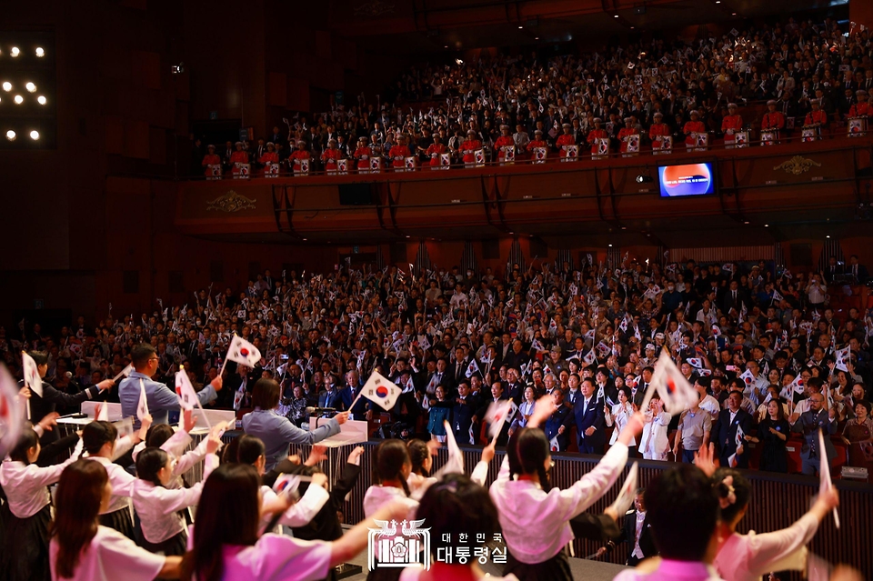 윤석열 대통령과 김건희 여사가 15일 서울 종로구 세종문화회관에서 열린 ‘제79주년 광복절 경축식’에 참석하고 있다.