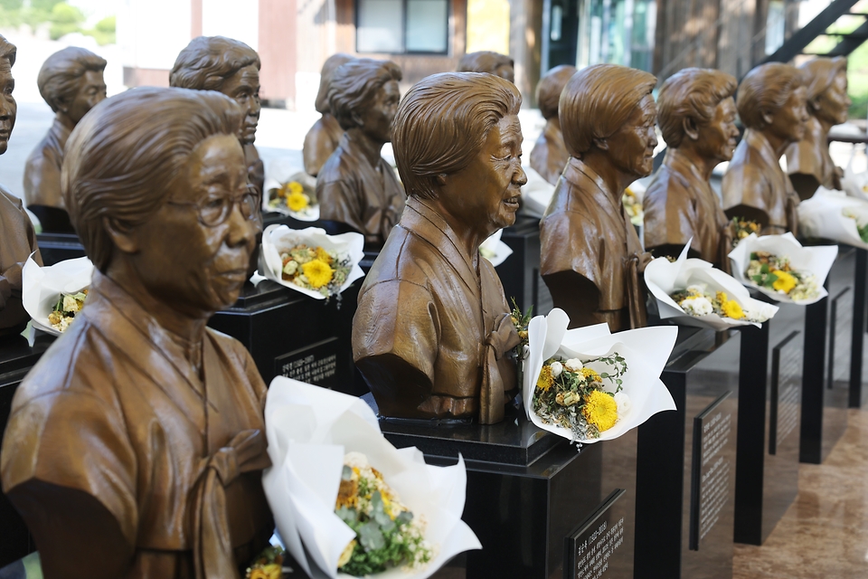 일본군 ‘위안부’ 피해자 기림의 날인 14일 경기 광주시 퇴촌면 나눔의 집에 위안부 피해자 할머니들의 흉상 앞에 꽃이 놓여 있다. 