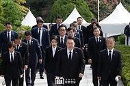 윤석열 대통령과 김건희 여사가 15일 서울 동작구 국립서울현충원 내 육영수 여사 묘역을 참배하기 위해 이동하고 있다.